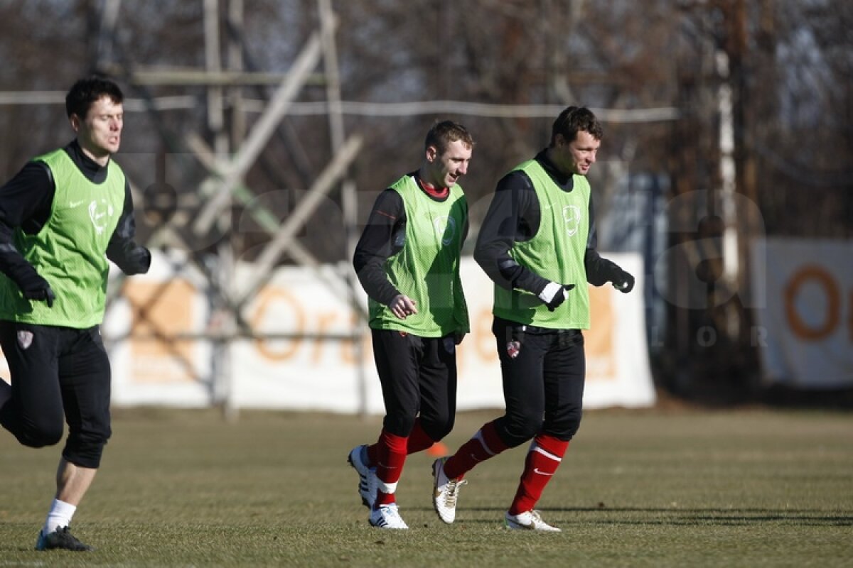 FOTO Dinamoviştii au trecut la minge » Curtean şi Strătilă au schimbat prima dată pase cu noii colegi