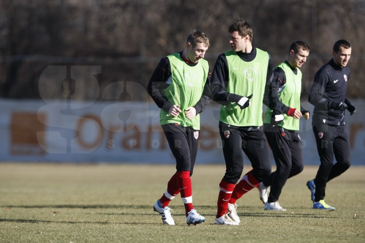 FOTO Dinamoviştii au trecut la minge » Curtean şi Strătilă au schimbat prima dată pase cu noii colegi