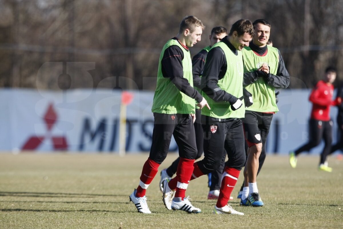 FOTO Dinamoviştii au trecut la minge » Curtean şi Strătilă au schimbat prima dată pase cu noii colegi