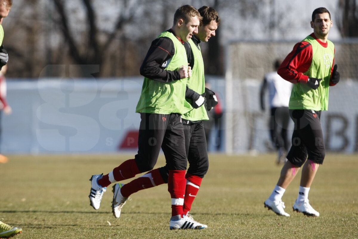 FOTO Dinamoviştii au trecut la minge » Curtean şi Strătilă au schimbat prima dată pase cu noii colegi
