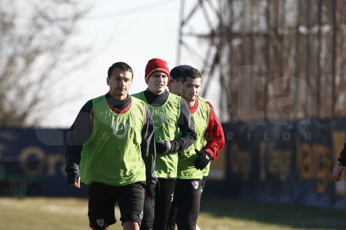 FOTO Dinamoviştii au trecut la minge » Curtean şi Strătilă au schimbat prima dată pase cu noii colegi