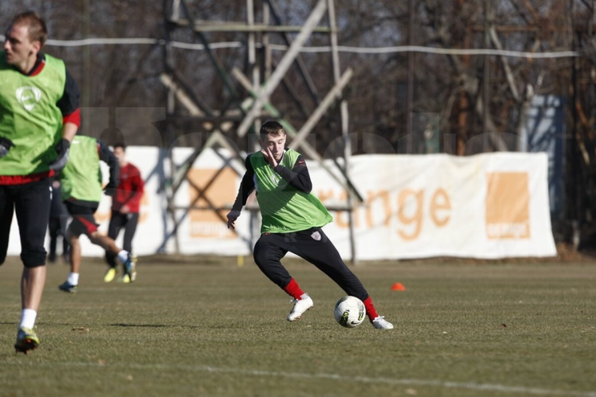 FOTO Dinamoviştii au trecut la minge » Curtean şi Strătilă au schimbat prima dată pase cu noii colegi