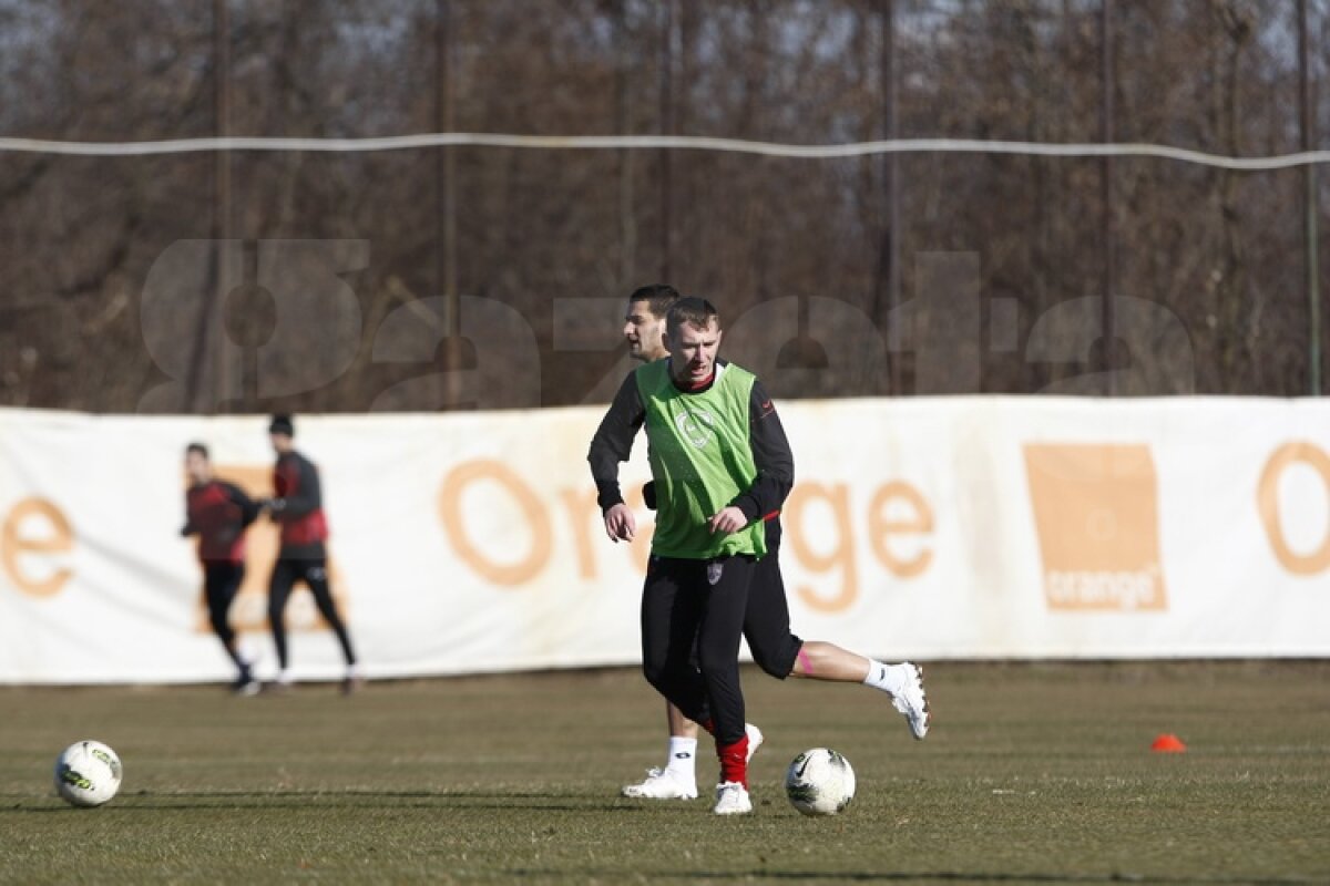 FOTO Dinamoviştii au trecut la minge » Curtean şi Strătilă au schimbat prima dată pase cu noii colegi