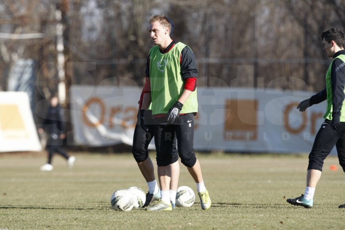 FOTO Dinamoviştii au trecut la minge » Curtean şi Strătilă au schimbat prima dată pase cu noii colegi