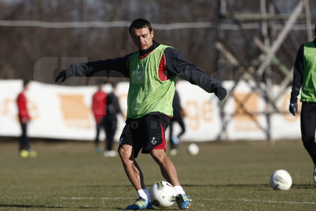 FOTO Dinamoviştii au trecut la minge » Curtean şi Strătilă au schimbat prima dată pase cu noii colegi