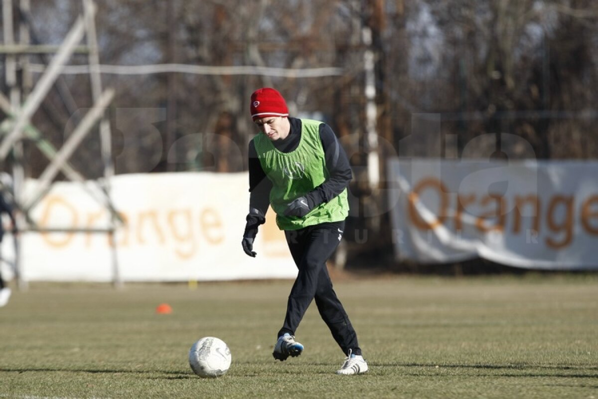 FOTO Dinamoviştii au trecut la minge » Curtean şi Strătilă au schimbat prima dată pase cu noii colegi