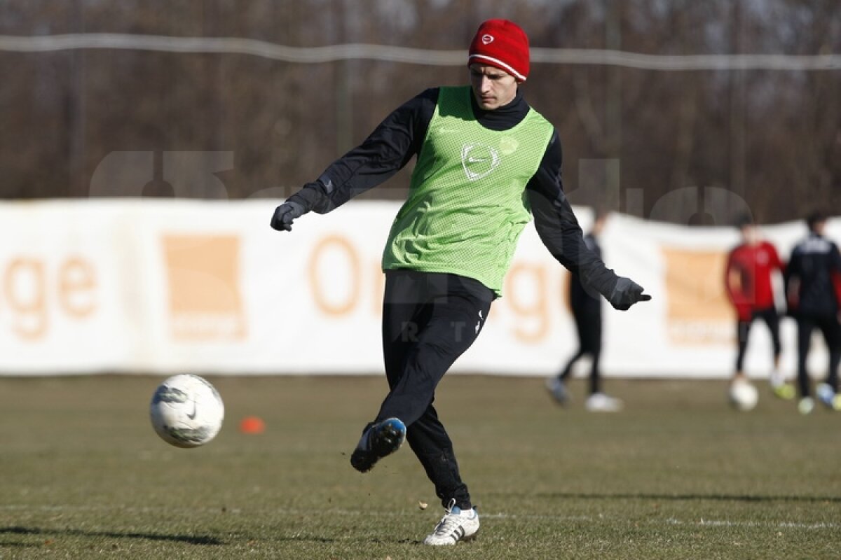 FOTO Dinamoviştii au trecut la minge » Curtean şi Strătilă au schimbat prima dată pase cu noii colegi