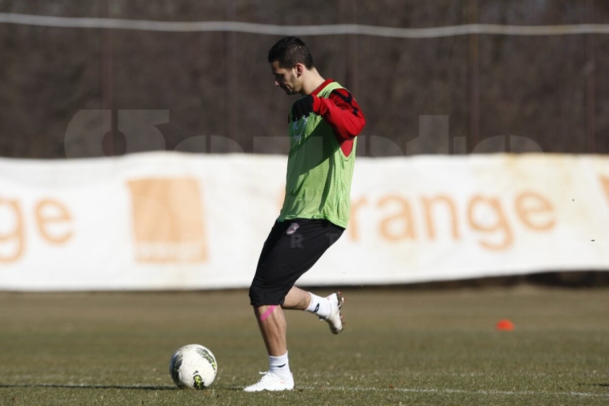 FOTO Dinamoviştii au trecut la minge » Curtean şi Strătilă au schimbat prima dată pase cu noii colegi