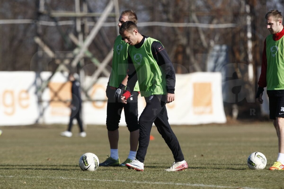 FOTO Dinamoviştii au trecut la minge » Curtean şi Strătilă au schimbat prima dată pase cu noii colegi