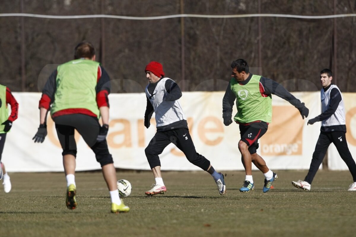 FOTO Dinamoviştii au trecut la minge » Curtean şi Strătilă au schimbat prima dată pase cu noii colegi