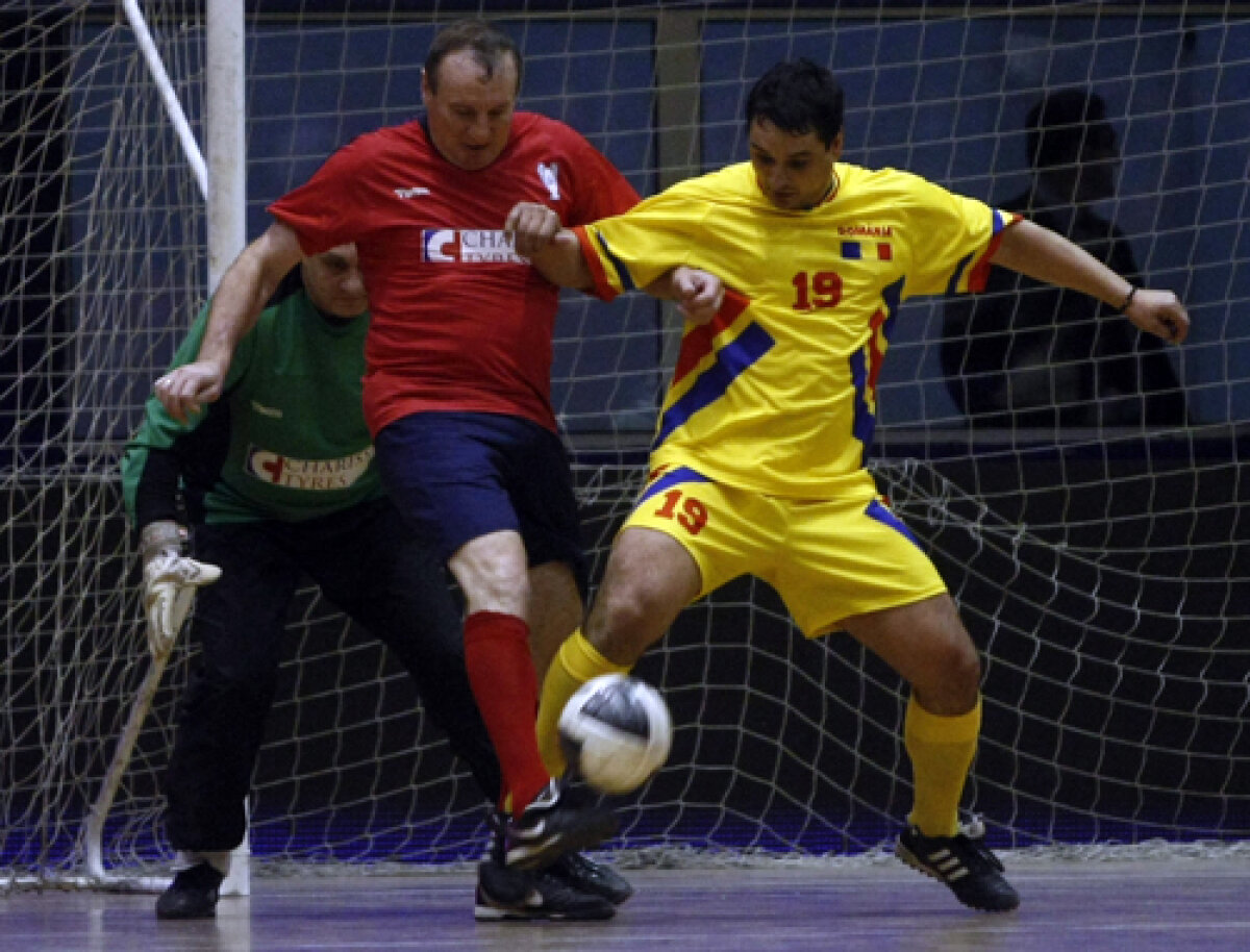 GALERIE FOTO Show pentru Kasandra! » Steaua '86 şi Generaţia de Aur au umplut Polivalenta