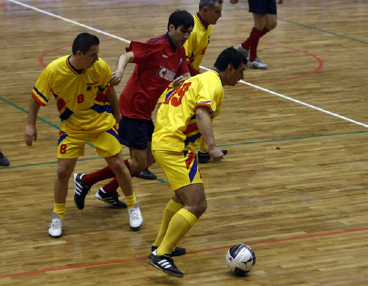 GALERIE FOTO Show pentru Kasandra! » Steaua '86 şi Generaţia de Aur au umplut Polivalenta