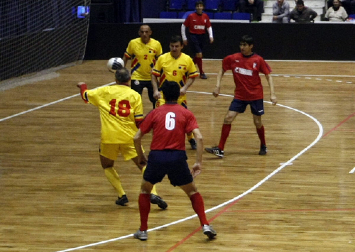 GALERIE FOTO Show pentru Kasandra! » Steaua '86 şi Generaţia de Aur au umplut Polivalenta