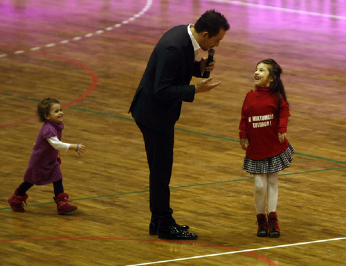 GALERIE FOTO Show pentru Kasandra! » Steaua '86 şi Generaţia de Aur au umplut Polivalenta