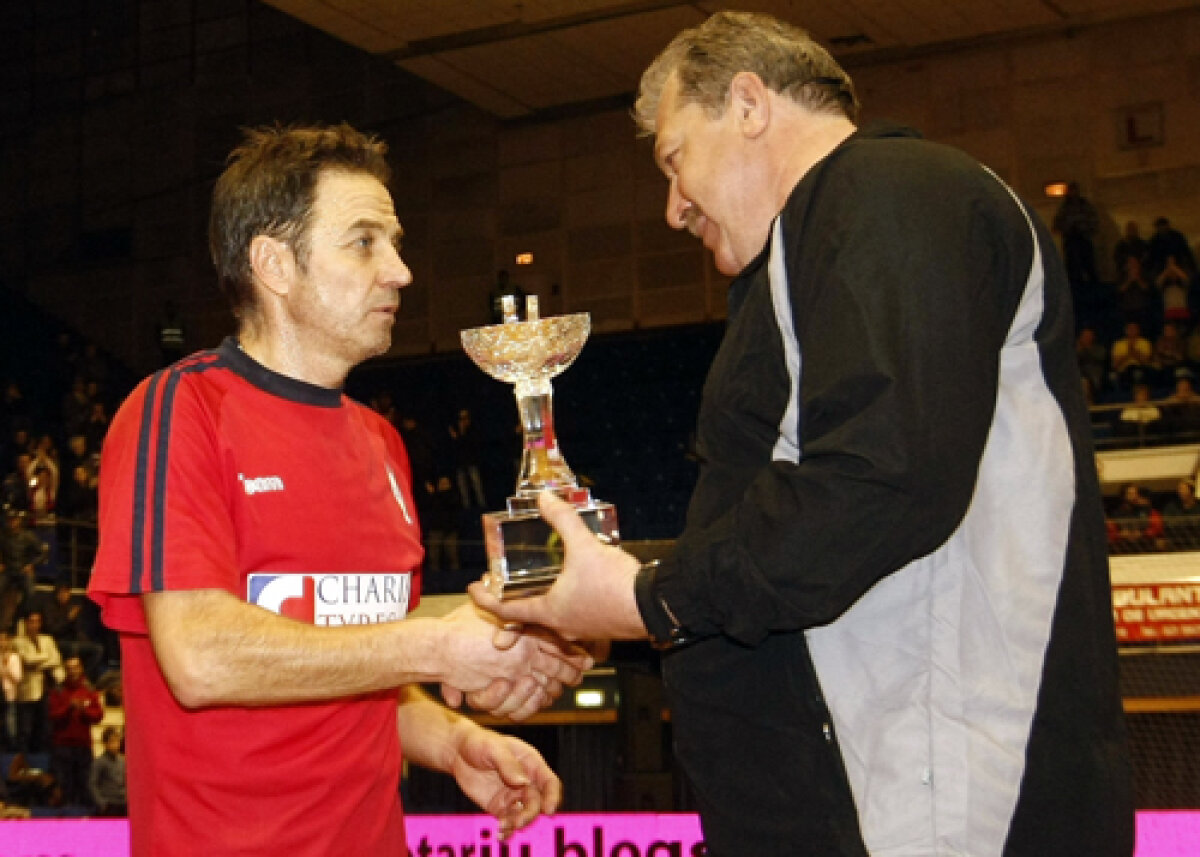 GALERIE FOTO Show pentru Kasandra! » Steaua '86 şi Generaţia de Aur au umplut Polivalenta