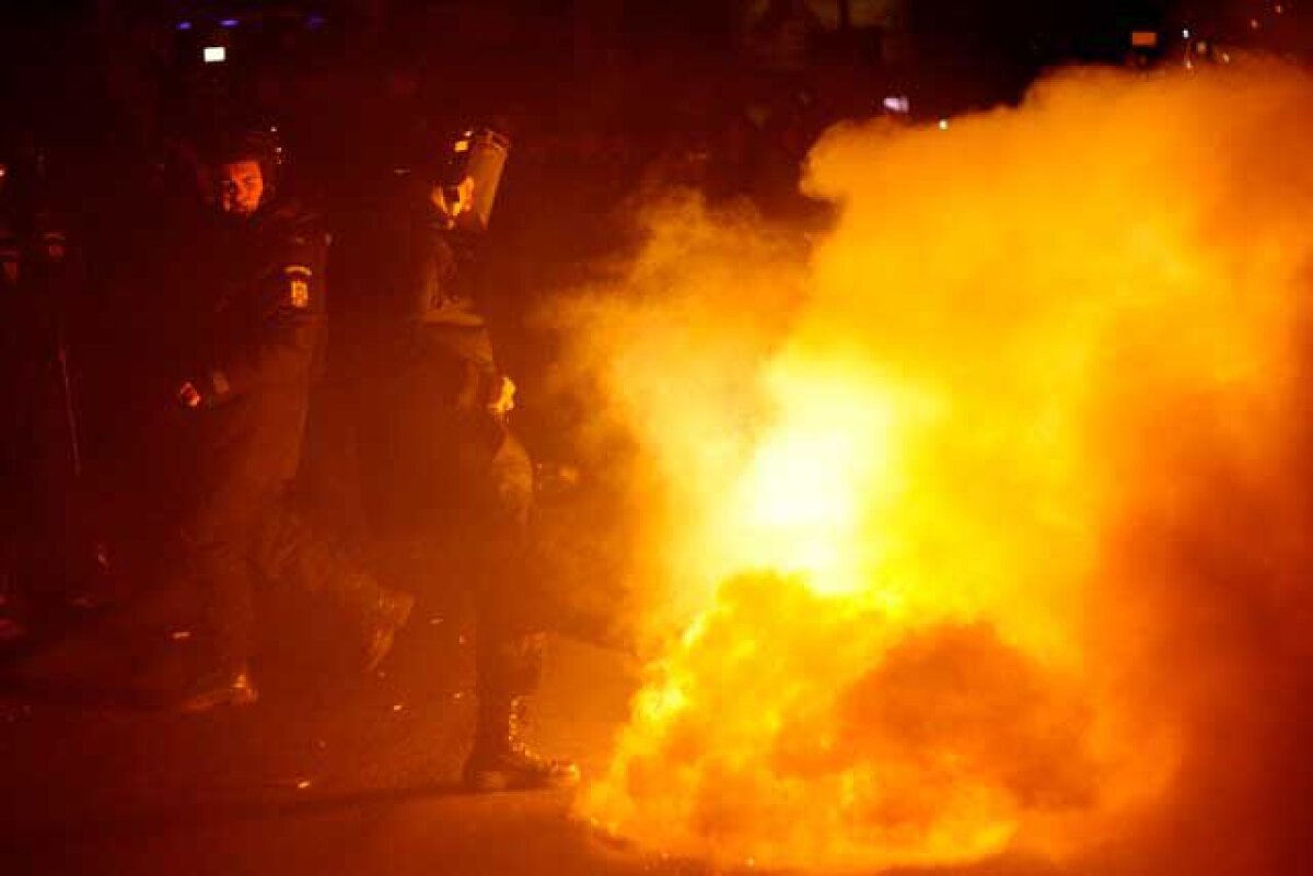 Proteste violente în Capitală! Manifestanţii au provocat incendii în Piaţa Unirii