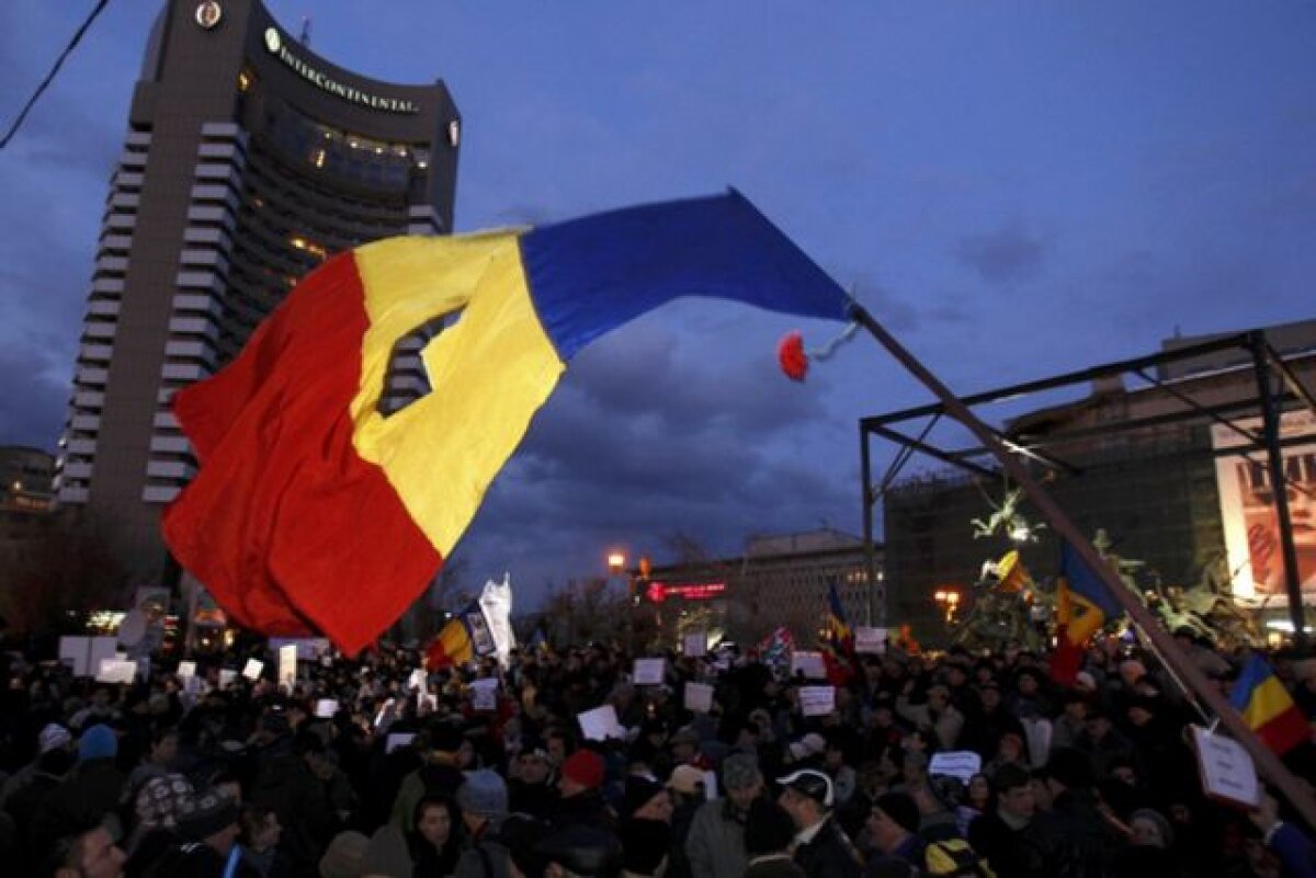 Proteste violente în Capitală! Manifestanţii au provocat incendii în Piaţa Unirii