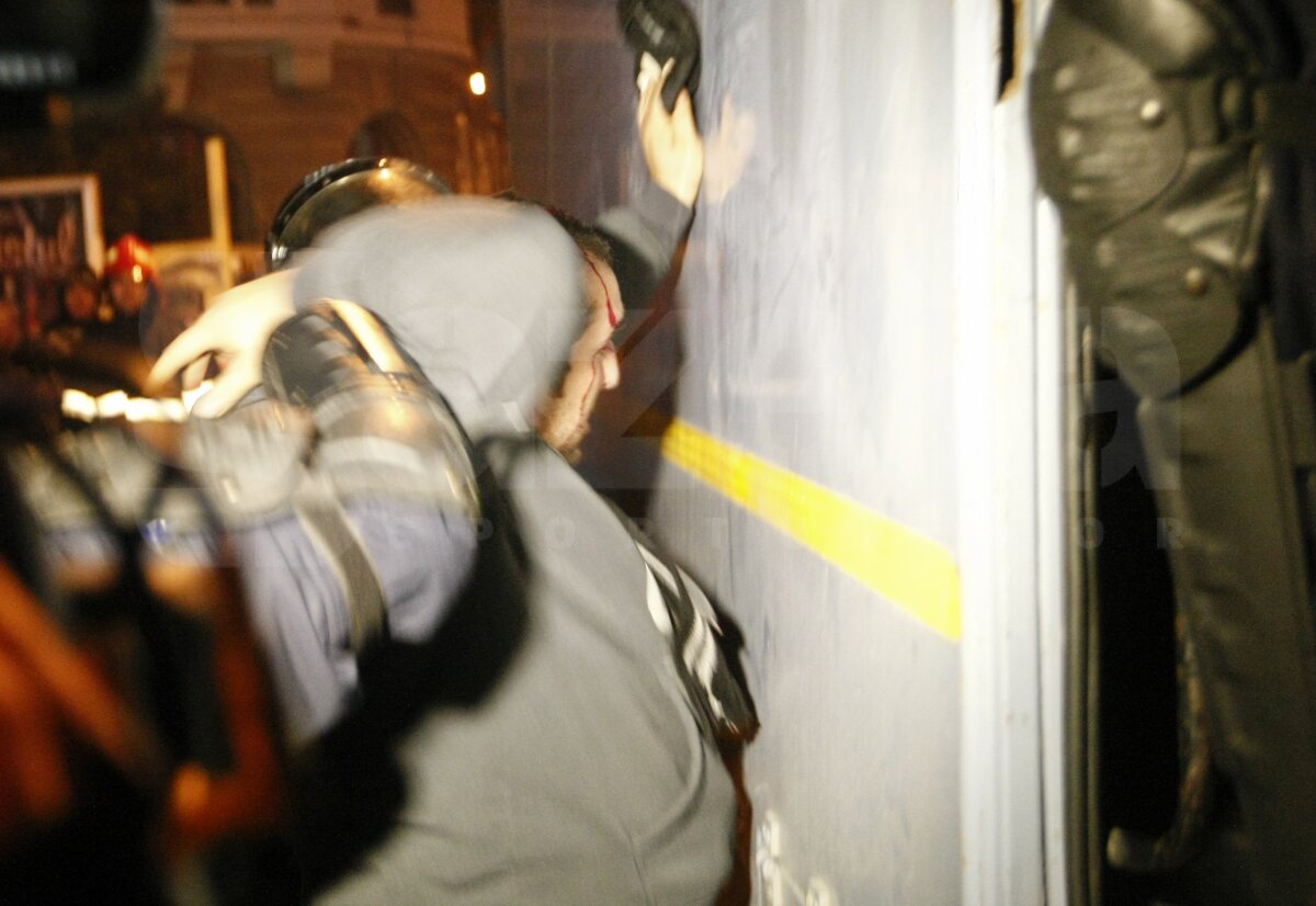 Jandarmeria: "Printre oamenii duşi la secţie aseară erau şi din galeria Petrolului"