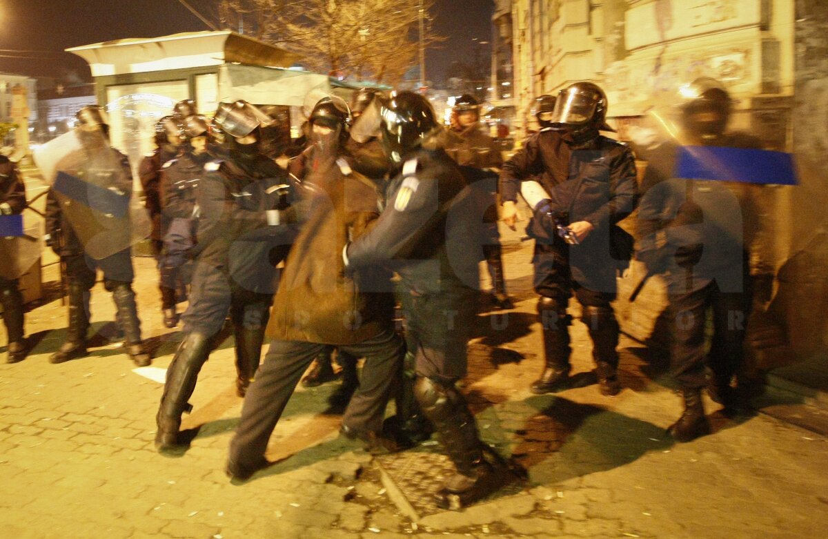 Jandarmeria: "Printre oamenii duşi la secţie aseară erau şi din galeria Petrolului"