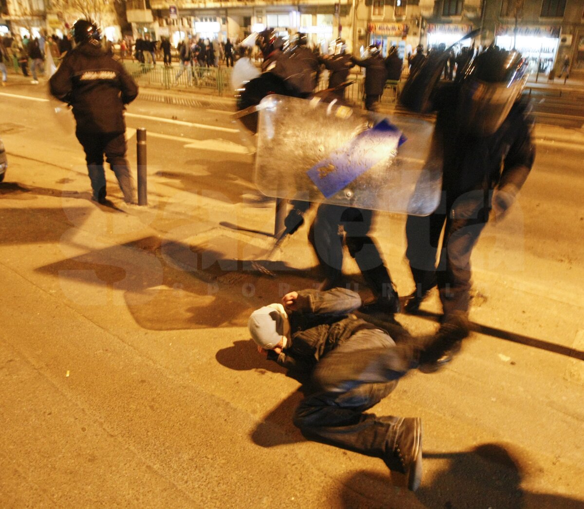 Jandarmeria: "Printre oamenii duşi la secţie aseară erau şi din galeria Petrolului"