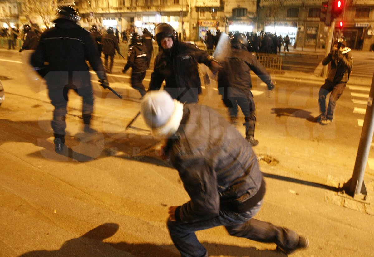 Jandarmeria: "Printre oamenii duşi la secţie aseară erau şi din galeria Petrolului"