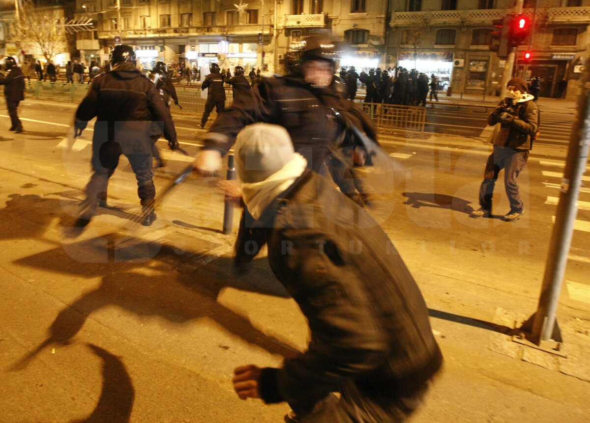 Jandarmeria: "Printre oamenii duşi la secţie aseară erau şi din galeria Petrolului"