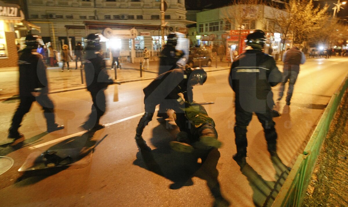 Jandarmeria: "Printre oamenii duşi la secţie aseară erau şi din galeria Petrolului"