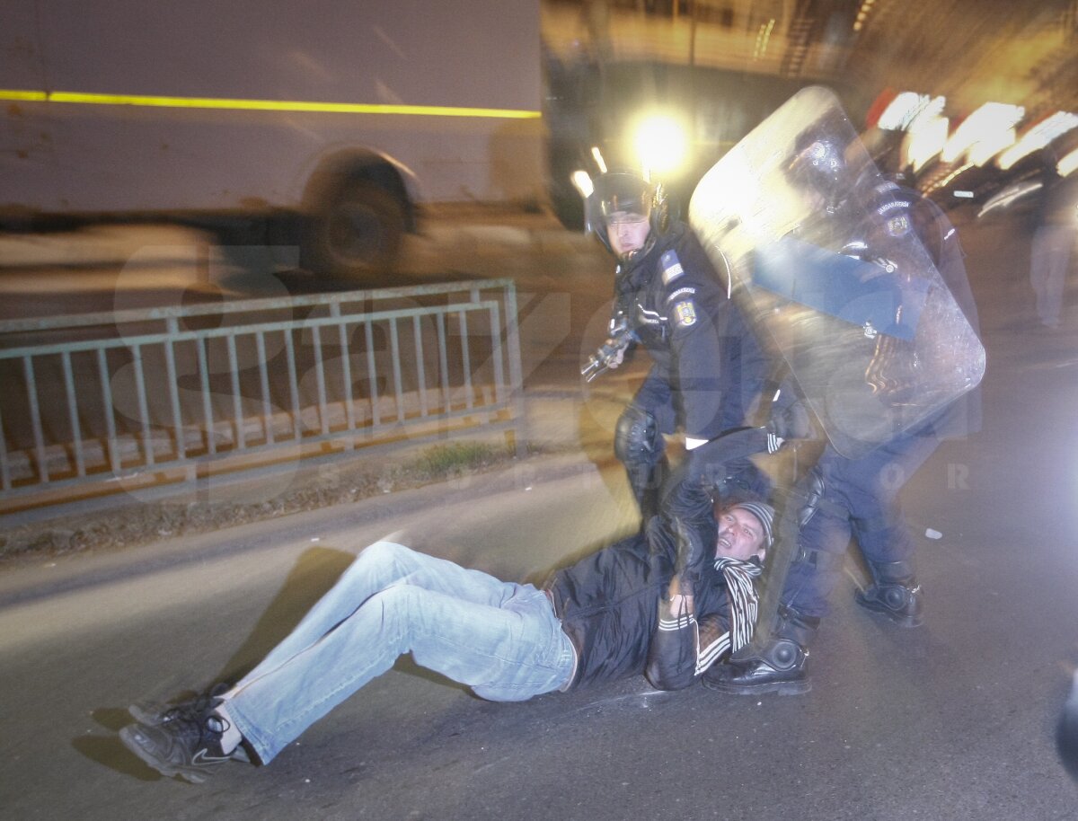 Jandarmeria: "Printre oamenii duşi la secţie aseară erau şi din galeria Petrolului"