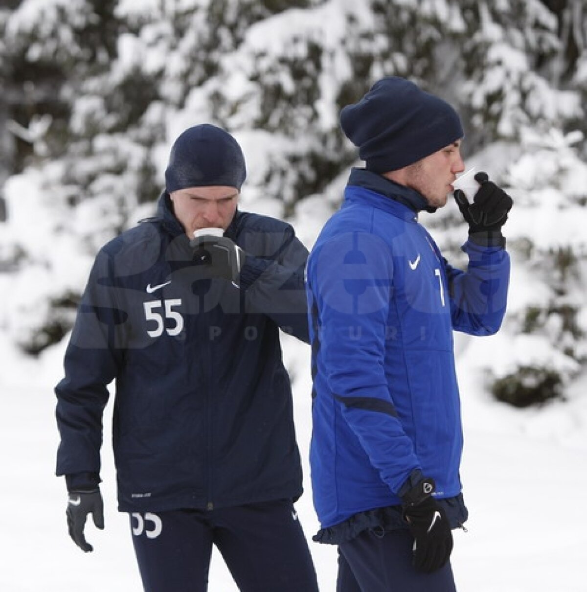 FOTO Ca la maraton » Steliştii au fost susţinuţi de pe margine de cîţiva suporteri