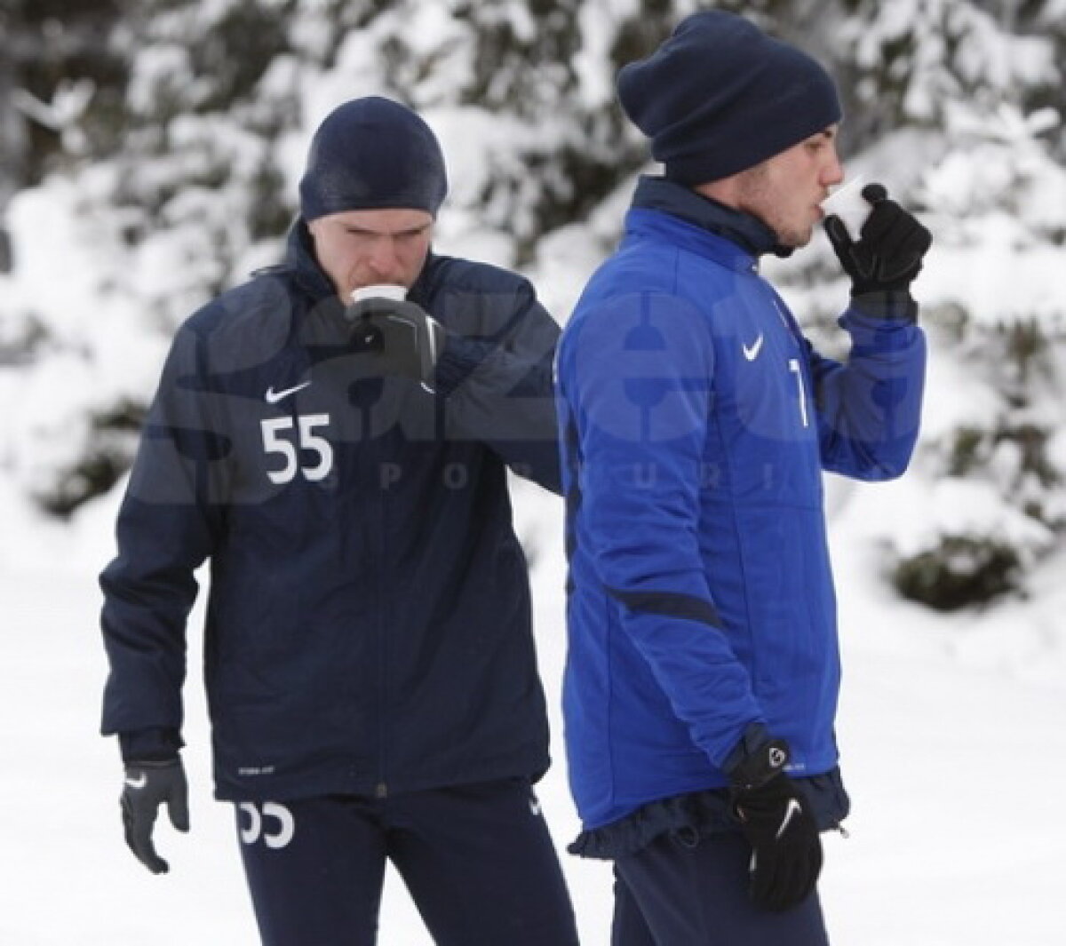 FOTO Ca la maraton » Steliştii au fost susţinuţi de pe margine de cîţiva suporteri