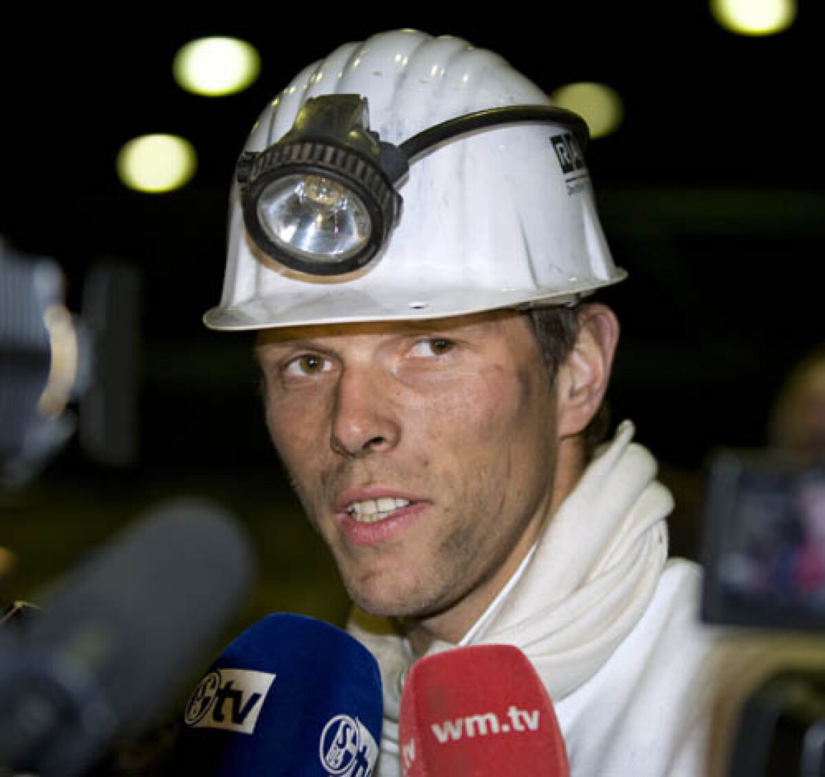 GALERIE FOTO Marica în şut! » Atacantul lui Schalke a coborît la 1.078 de metri în subteran