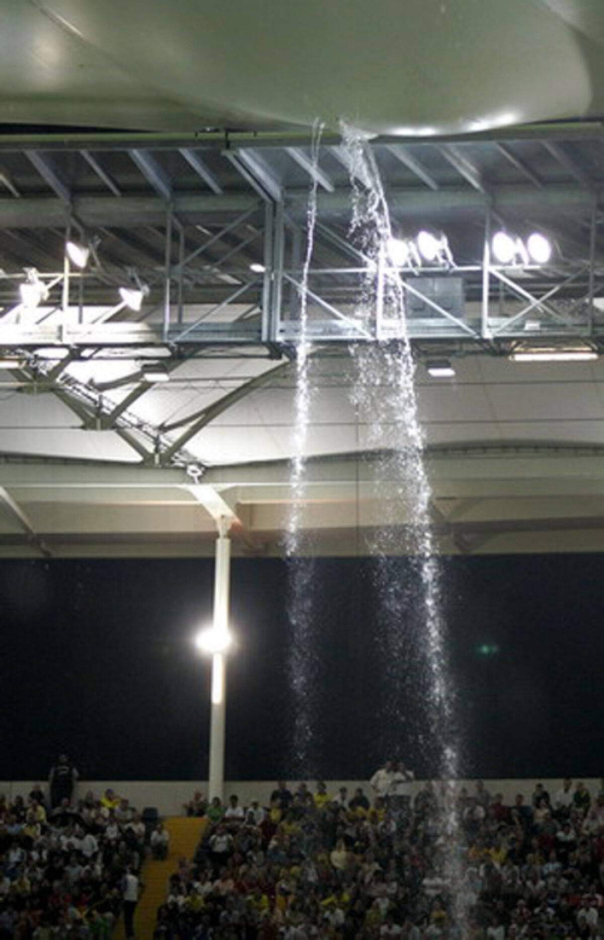 SCANDALOS! Risipă de bani publici » Primăria a cumpărat acoperişul Naţional Arena, deşi ştia că nemţii nu îl folosesc