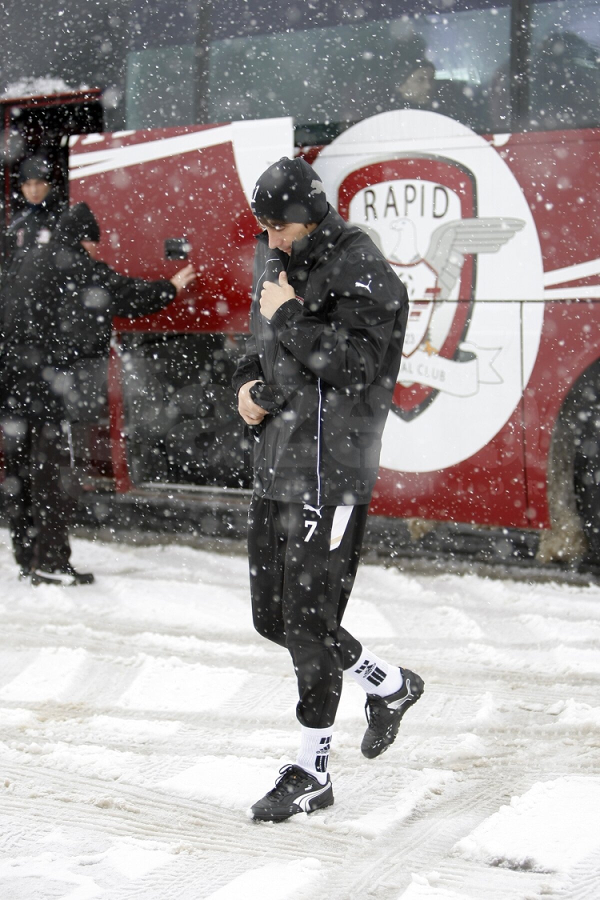 FOTO » Rapidiştii au jucat fotbal pe zăpadă la Buftea