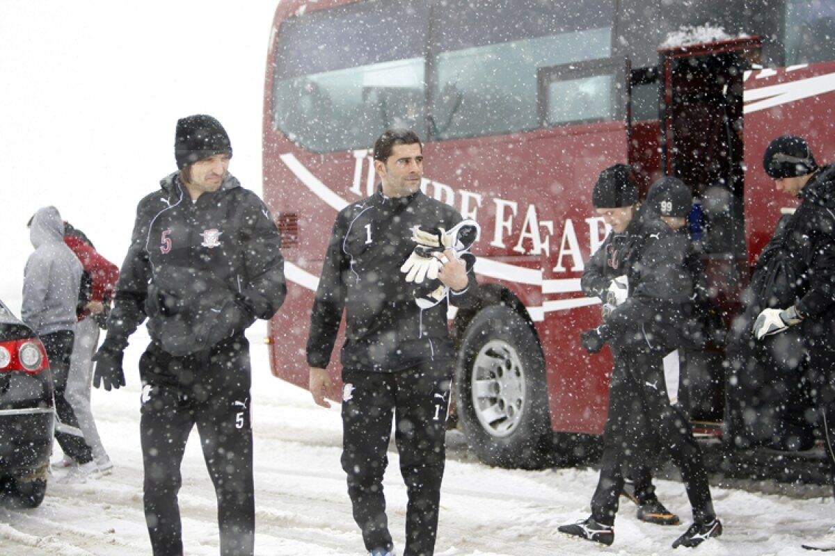 FOTO » Rapidiştii au jucat fotbal pe zăpadă la Buftea