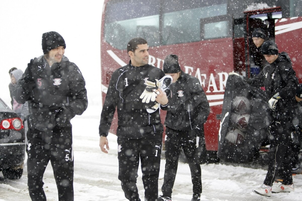 FOTO » Rapidiştii au jucat fotbal pe zăpadă la Buftea