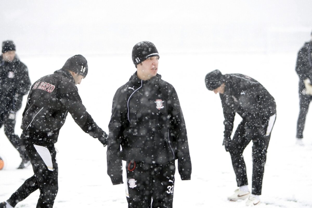 FOTO » Rapidiştii au jucat fotbal pe zăpadă la Buftea