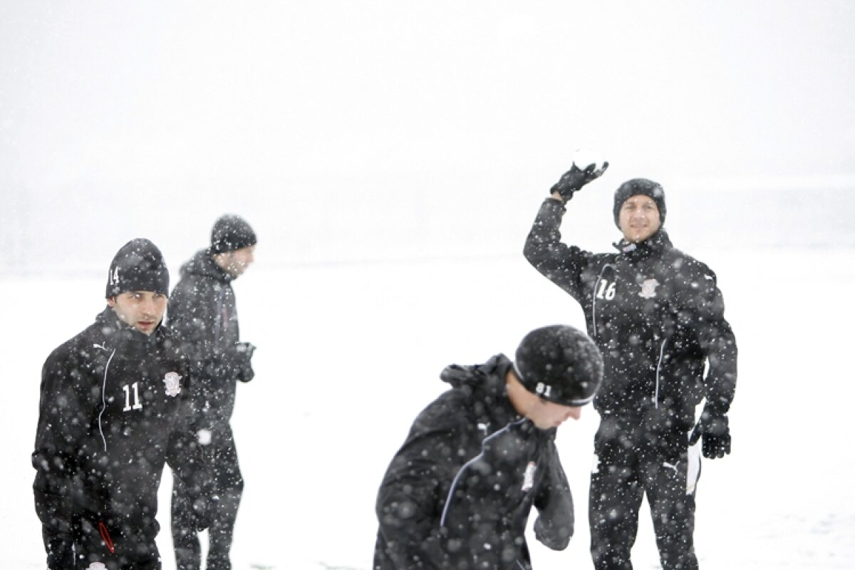 FOTO » Rapidiştii au jucat fotbal pe zăpadă la Buftea