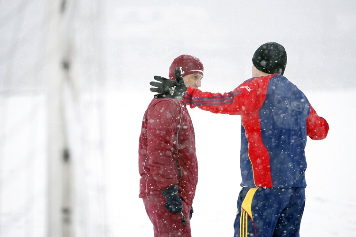 FOTO » Rapidiştii au jucat fotbal pe zăpadă la Buftea
