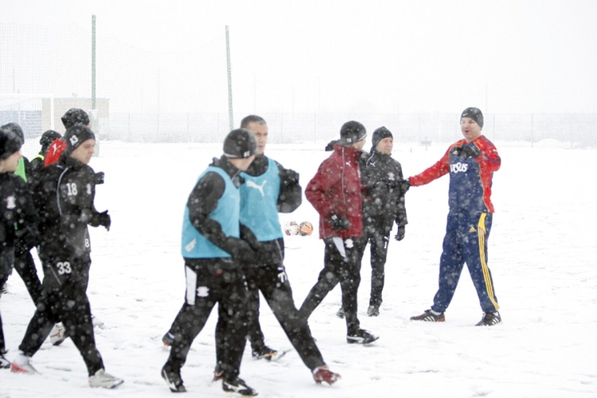 FOTO » Rapidiştii au jucat fotbal pe zăpadă la Buftea