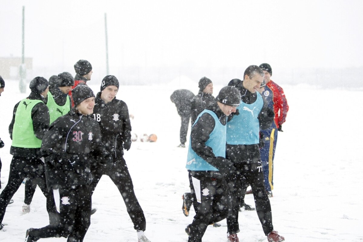 FOTO » Rapidiştii au jucat fotbal pe zăpadă la Buftea