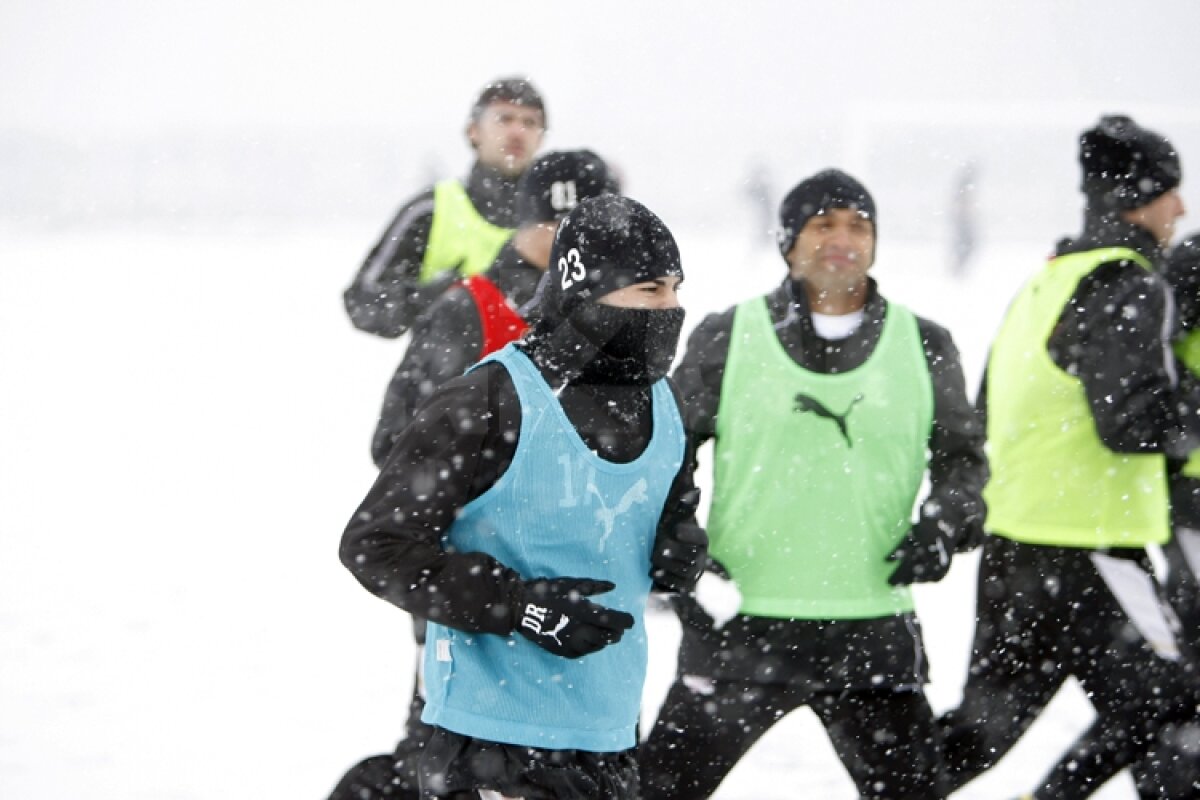FOTO » Rapidiştii au jucat fotbal pe zăpadă la Buftea