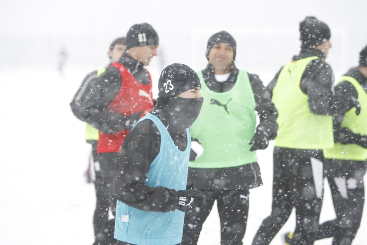 FOTO » Rapidiştii au jucat fotbal pe zăpadă la Buftea