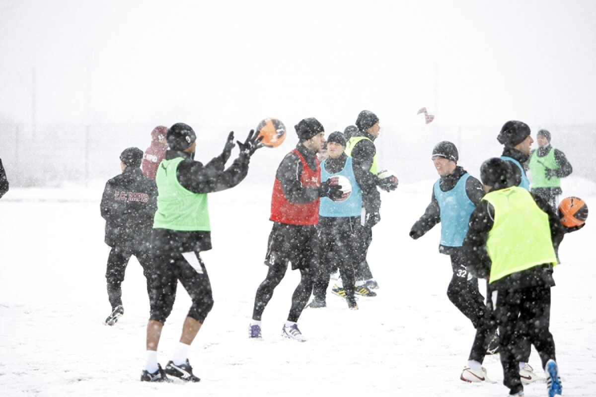 FOTO » Rapidiştii au jucat fotbal pe zăpadă la Buftea