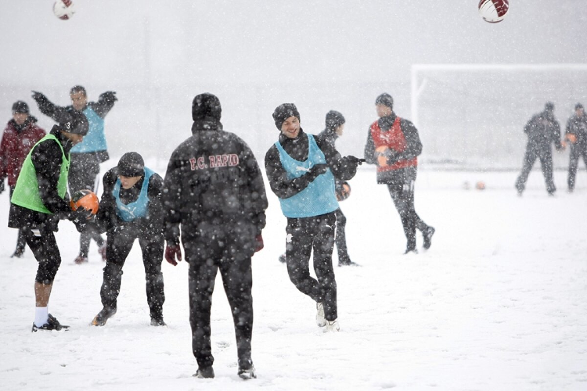 FOTO » Rapidiştii au jucat fotbal pe zăpadă la Buftea