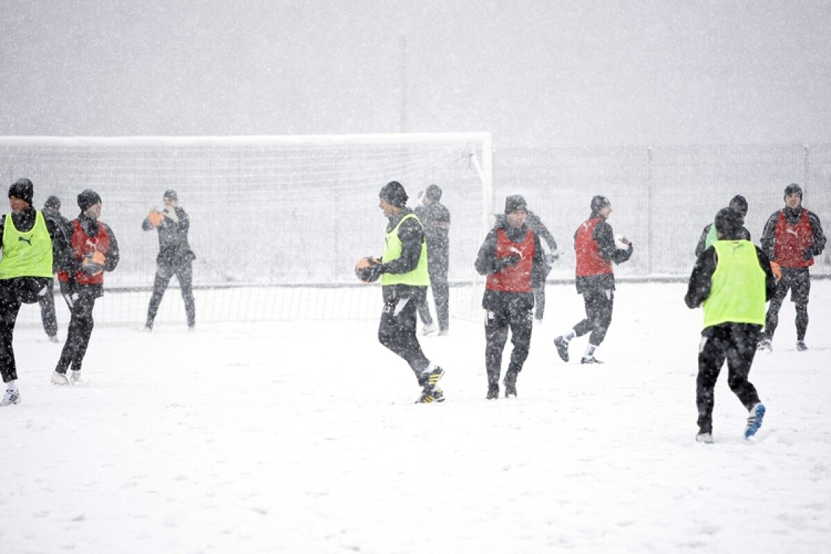 FOTO » Rapidiştii au jucat fotbal pe zăpadă la Buftea
