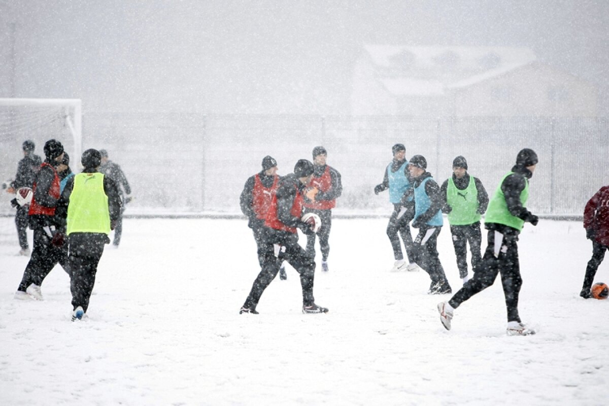 FOTO » Rapidiştii au jucat fotbal pe zăpadă la Buftea