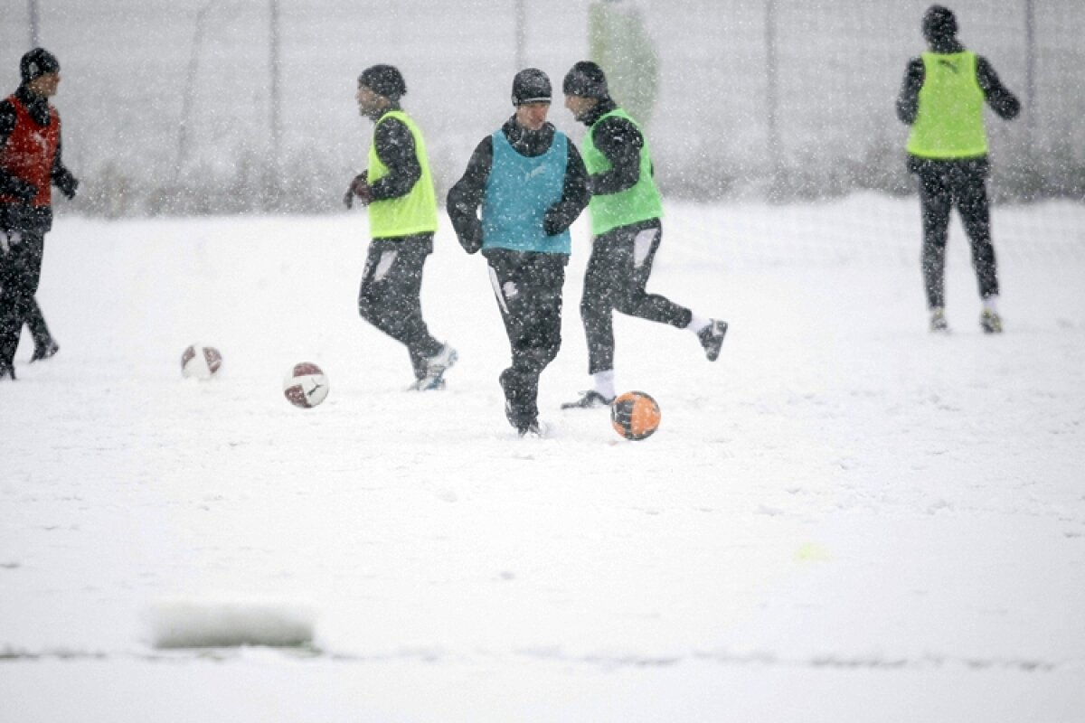 FOTO » Rapidiştii au jucat fotbal pe zăpadă la Buftea