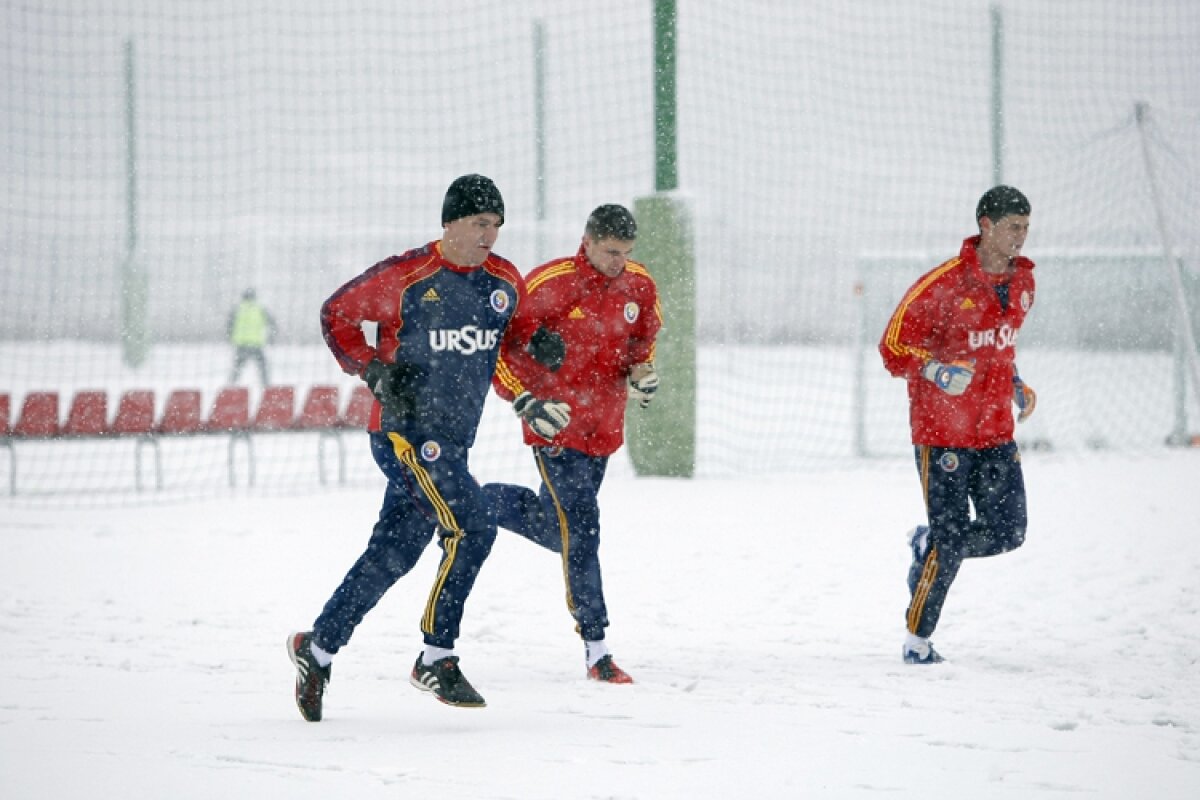 FOTO » Rapidiştii au jucat fotbal pe zăpadă la Buftea