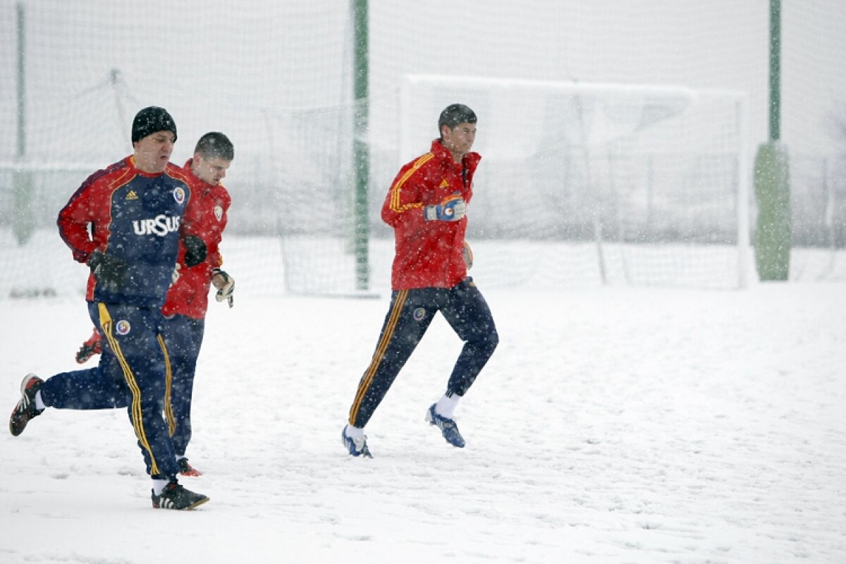 FOTO » Rapidiştii au jucat fotbal pe zăpadă la Buftea