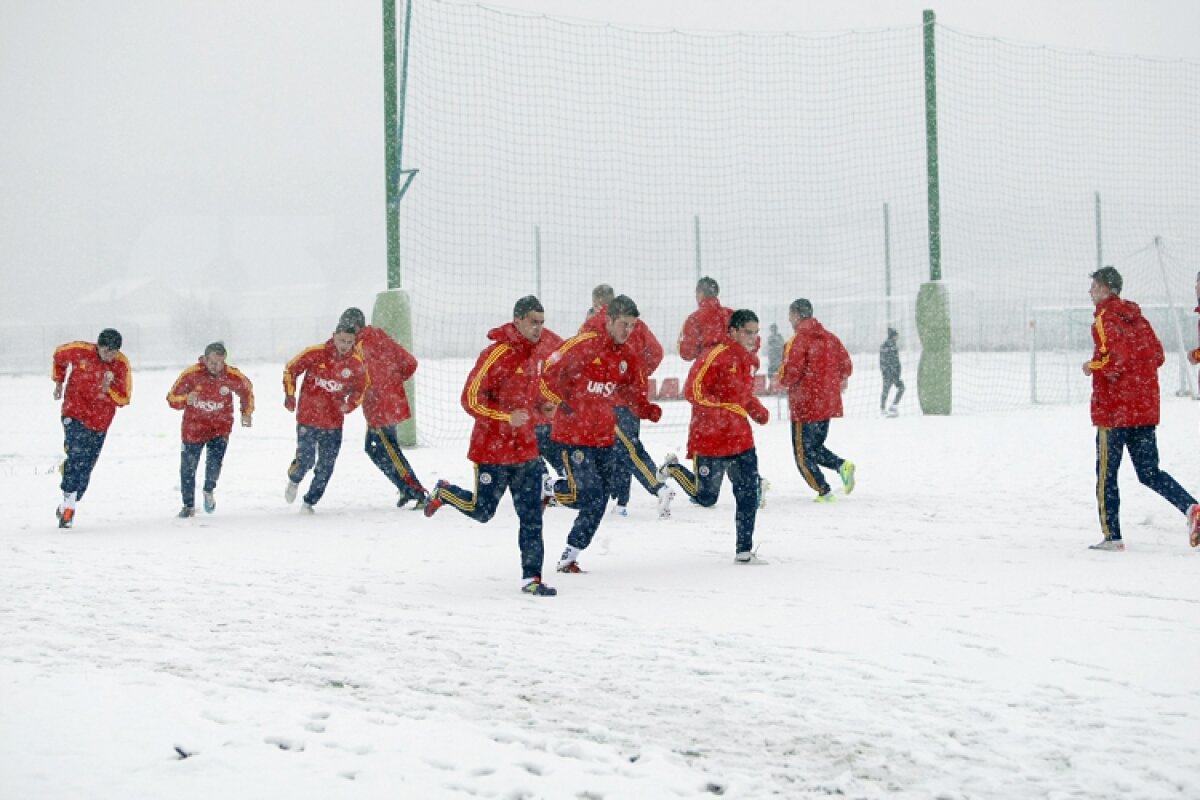 FOTO » Rapidiştii au jucat fotbal pe zăpadă la Buftea